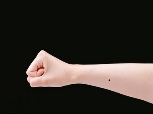 重庆风水大师陈柒悦：手臂上的痣有哪些意义？