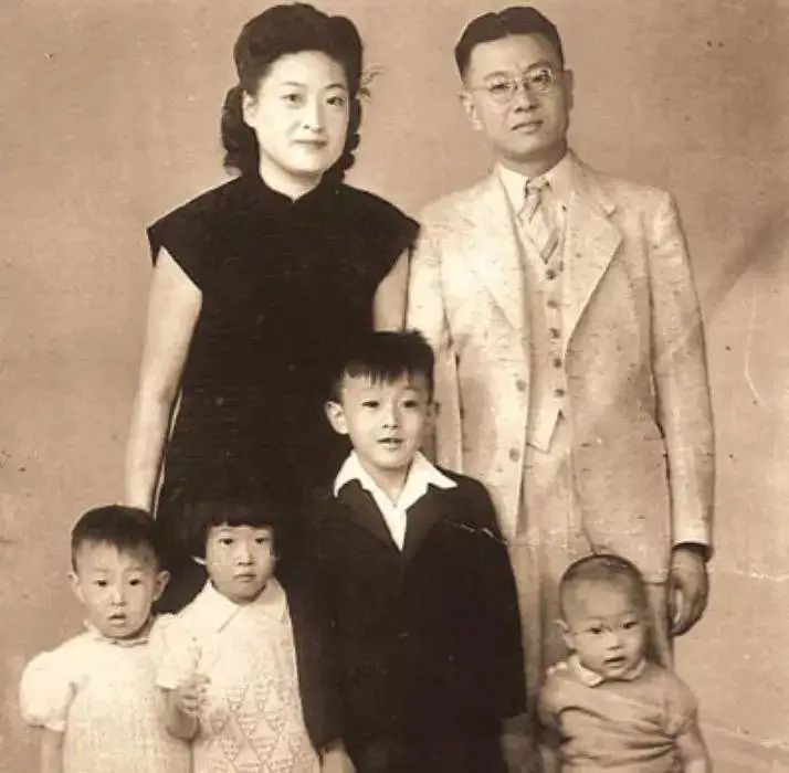 董浩云和妻子、儿女