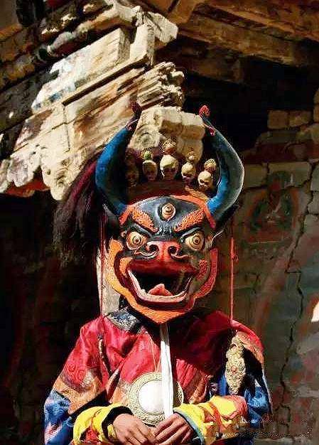 藏族神话传说故事和民俗事象中，有关牦牛图腾